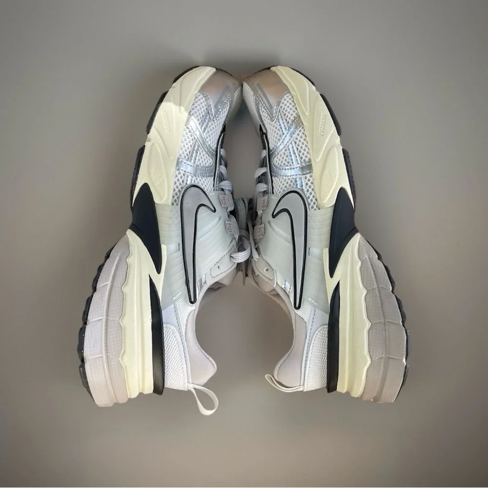 Size 10.5m / 12w - Nike V2K Run Running Shoes White Metallic Silver FD0736-100 - Picture 4 of 9